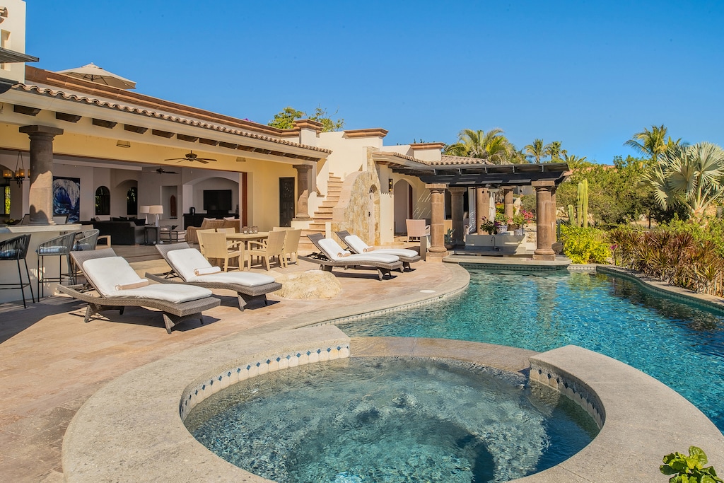 Spacious pool terrace with jacuizz and seating