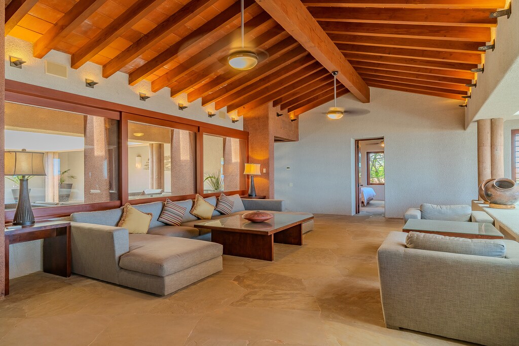 Spacious entryway