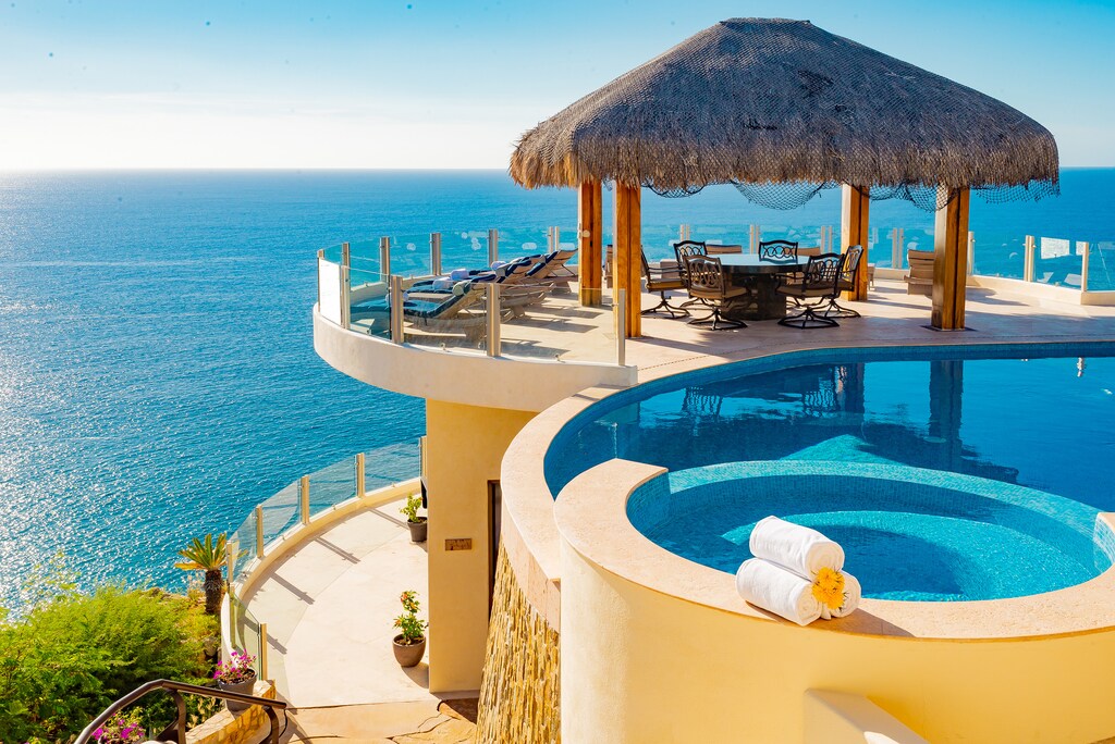 Gorgeous ocean views from the jacuzzi and pool