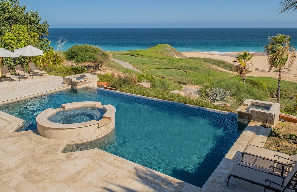 Infinity pool and jacuzzi with breathtaking ocean view