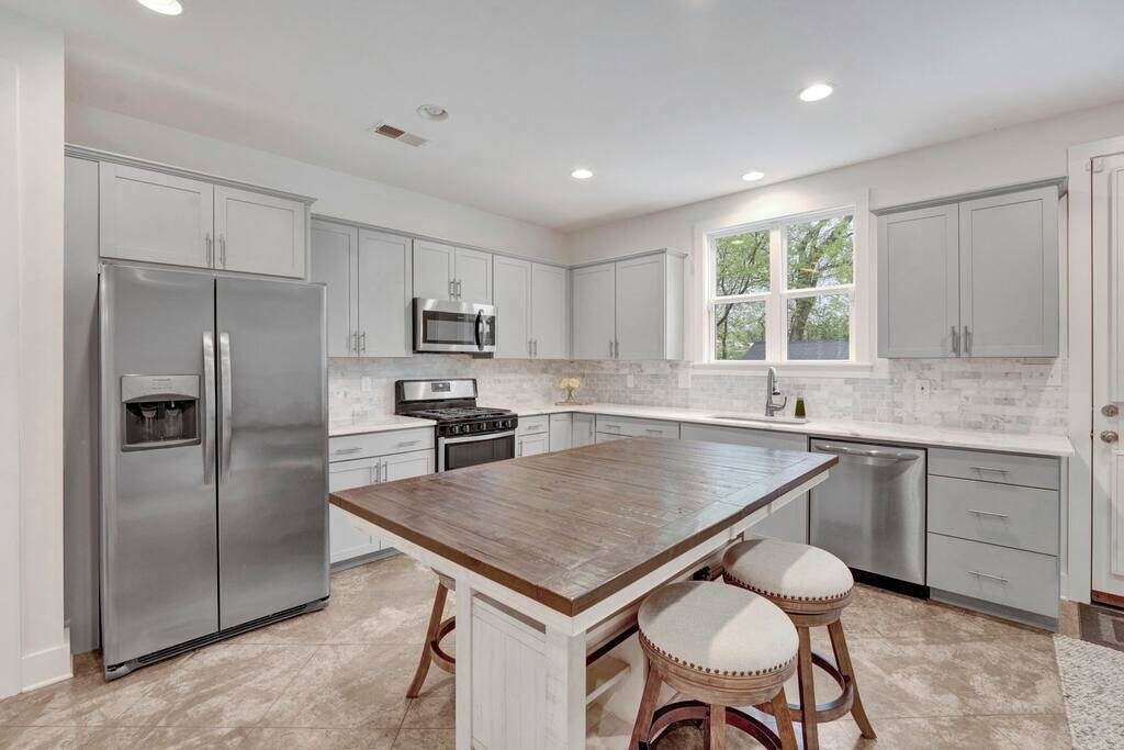 Kitchen with island- Perfect for whipping up a good meal!