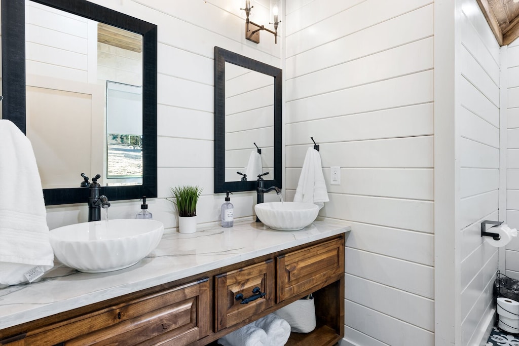 Ensuite dual vanity bath #2