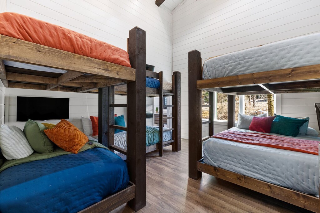 Bunk room downstairs by laundry room. 2 queen bunks & 4 twin bunks.