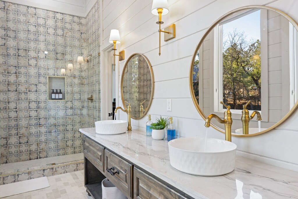 Dual vanity full bath