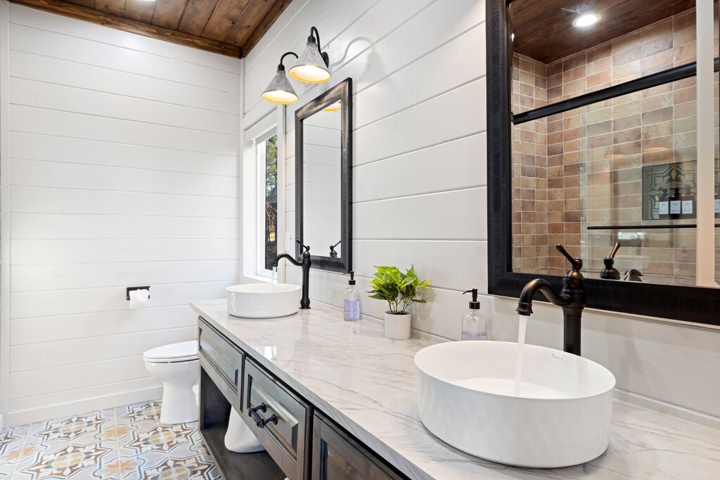 Ensuite dual vanity bath #6