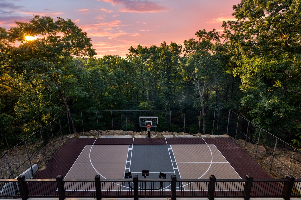 Basketball / pickleball court