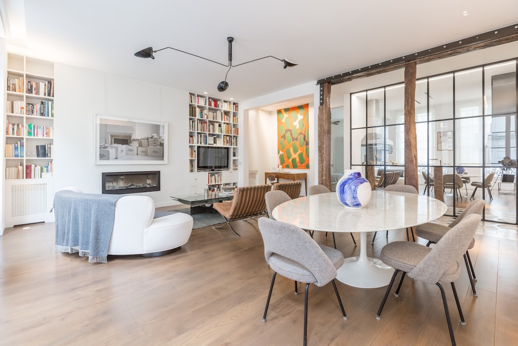 Big living room and dinner area with a luxury furnitures