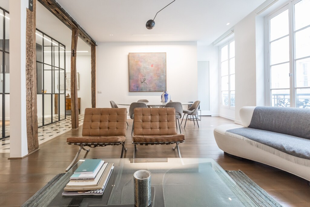 Big living room and dinner area with a luxury furnitures