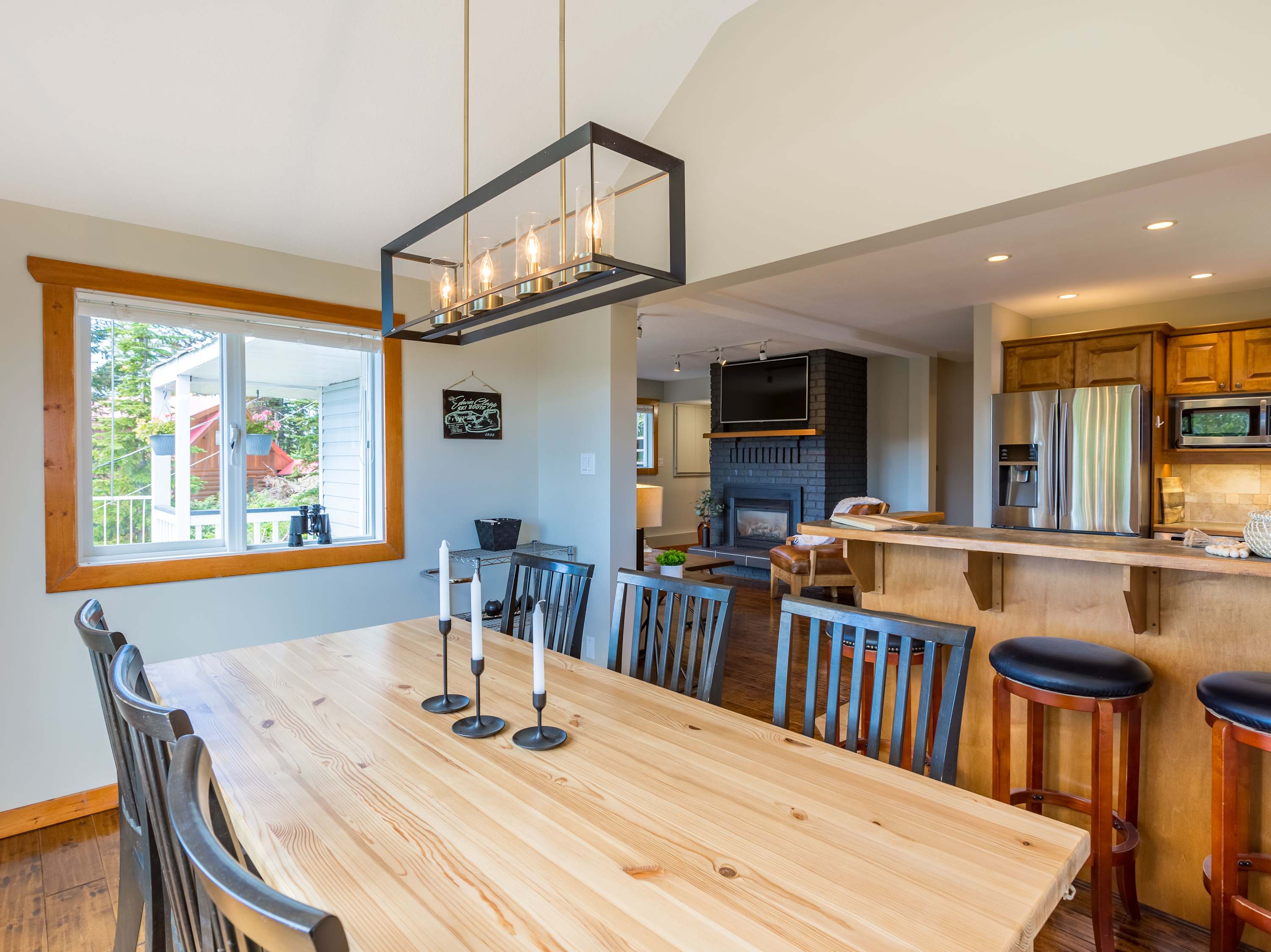 Dining Area & Kitchen