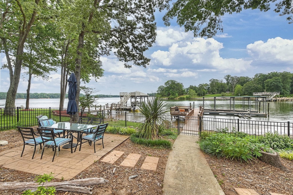 Alfresco dining that overlooks the lake.