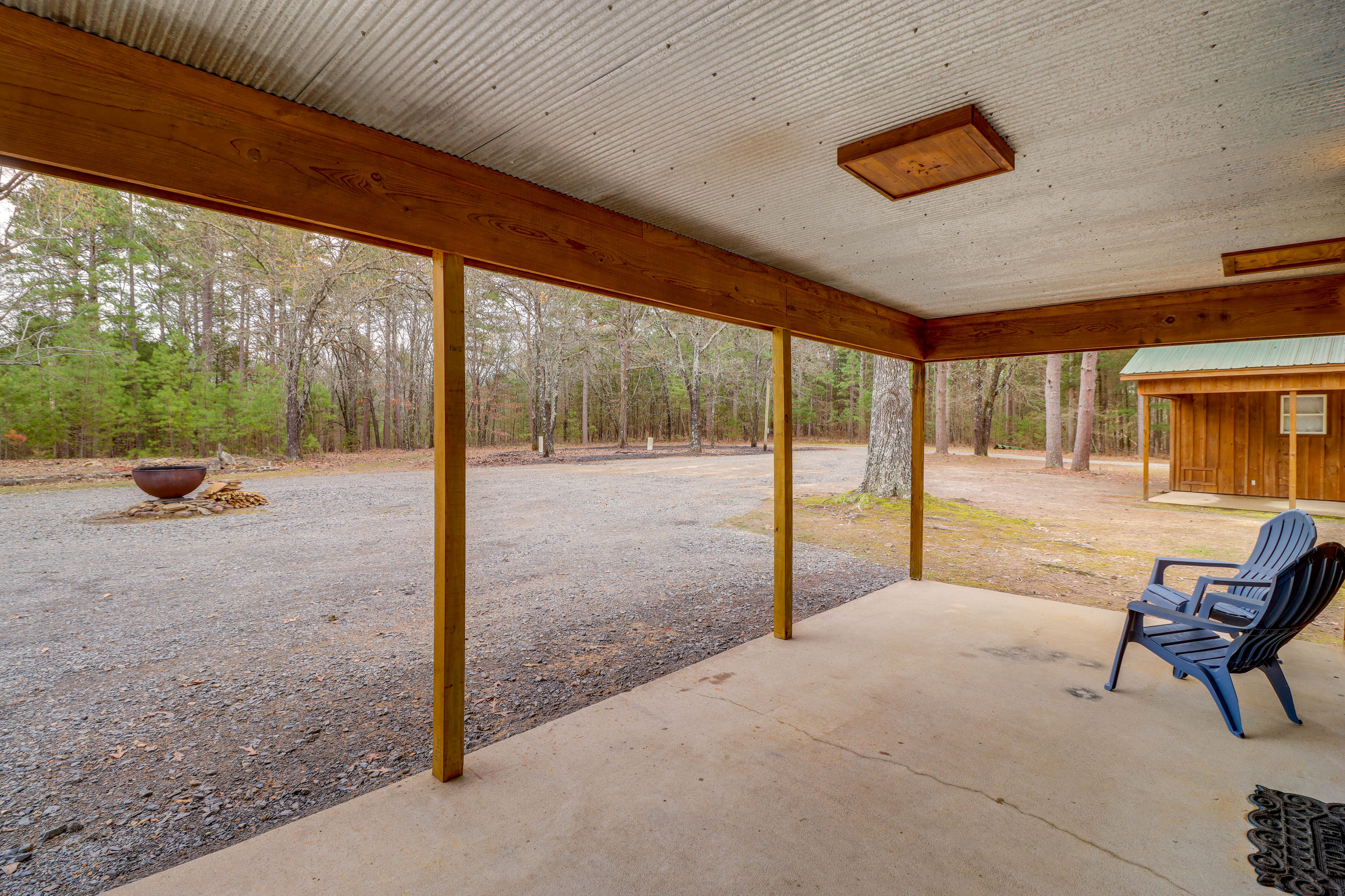 1/2 Mi to Greers Ferry Lake: Quiet Cabin w/ Porch