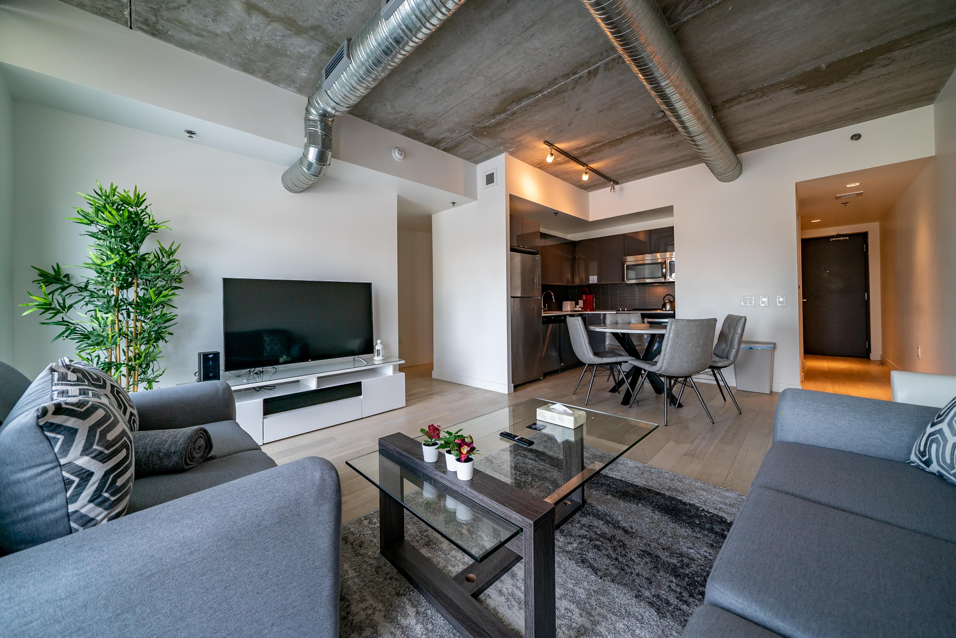 Downtown Glasshouse 1 BR + Bathtub Prime WPG Loc