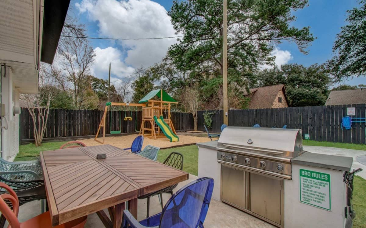 Indulge in Texas’ warm weather and enjoy an al fresco outdoor meal on this furnished patio, all while keeping an eye on the kiddos as they play on the playground set!