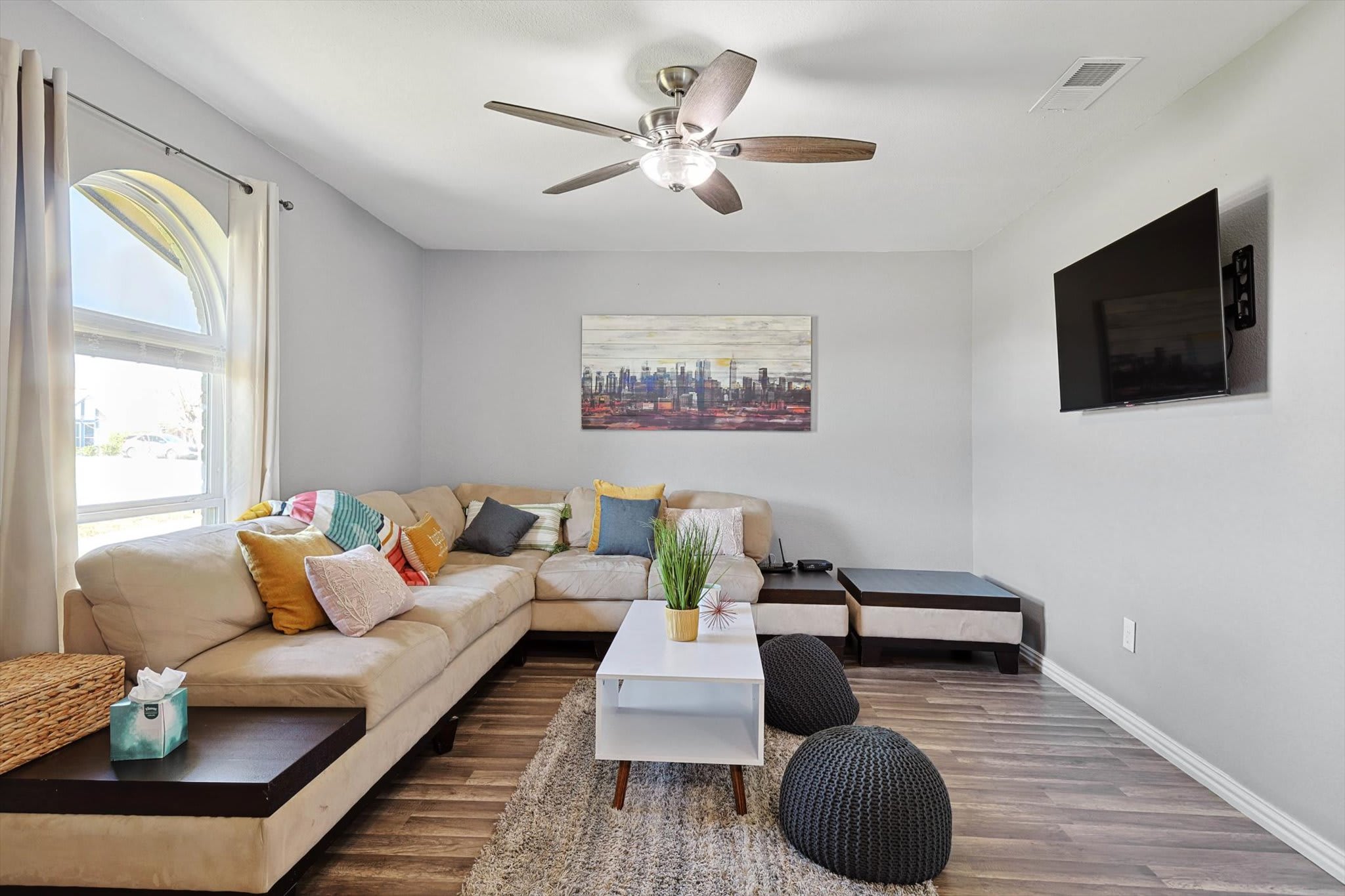 Comfort, style, and functionality are seamlessly combined in this spacious living room with its comfortable couch, high-speed WiFi and a wall-mounted TV.