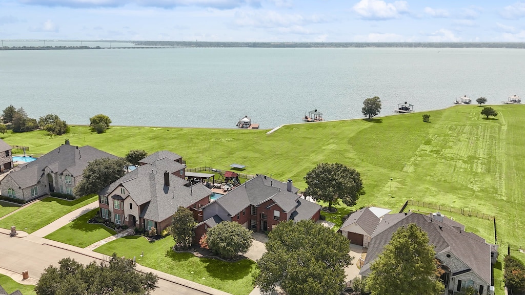 Not only are the views of the lake simply breathtaking, this spacious backyard also includes full access to the lake.