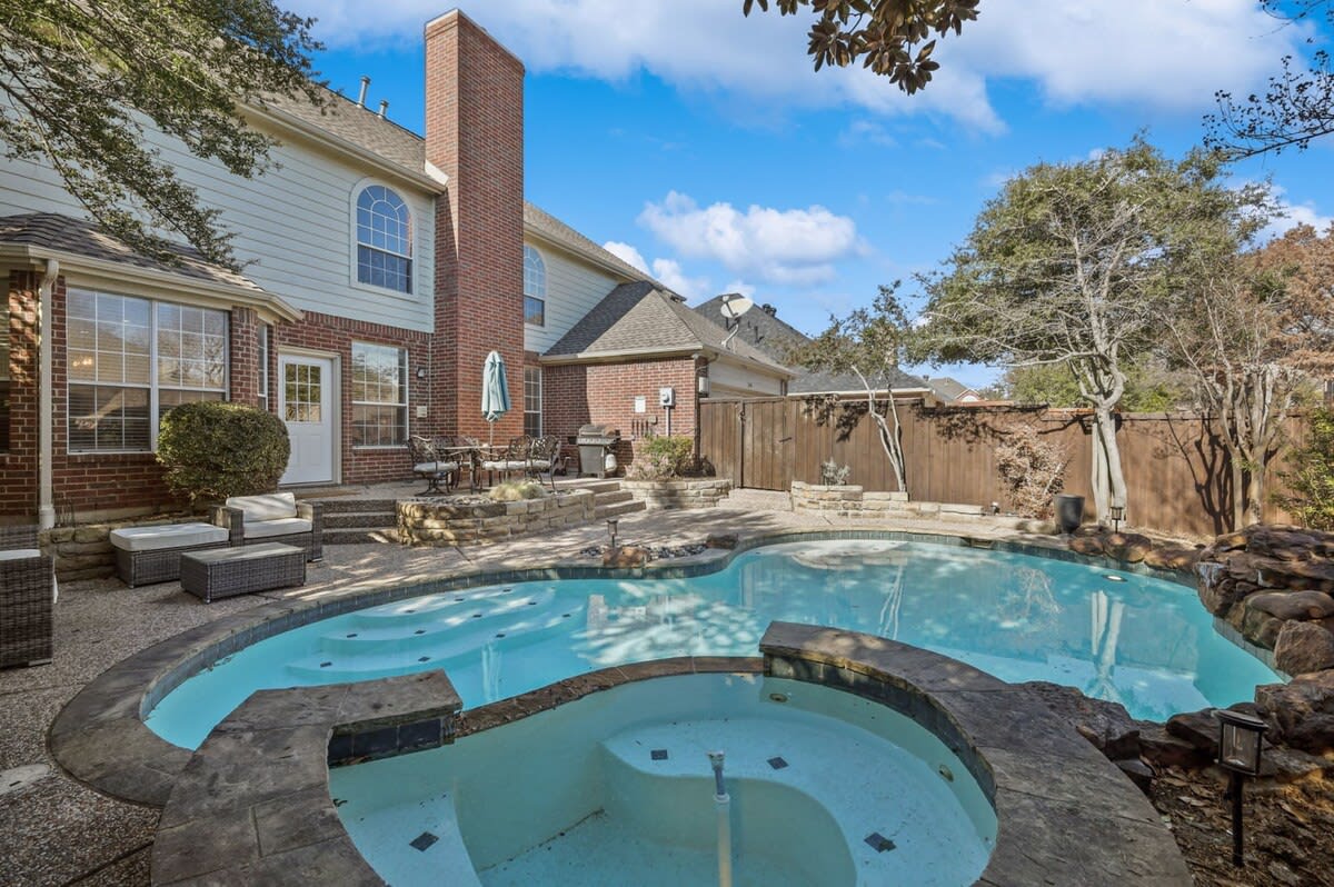 With a pool like this in the backyard, you won’t want to forget your swimsuits! There’s nothing like a cool, refreshing dip in the pool!