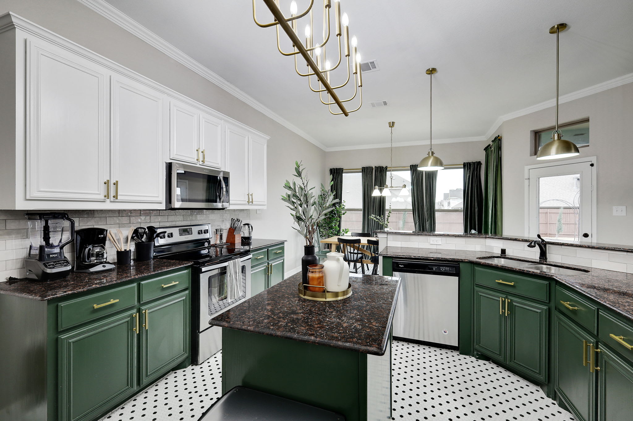 5-Bed/2-Bath Pool & Backyard Retreat