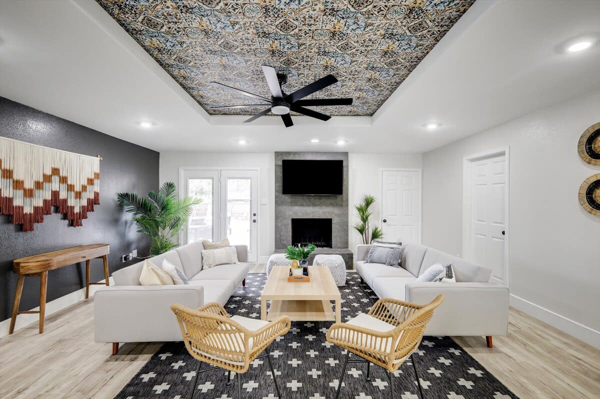 With a one-of-a-kind unique mosaic ceiling and natural greenery throughout, this living room’s sophisticated atmosphere is the perfect backdrop for your conversations.