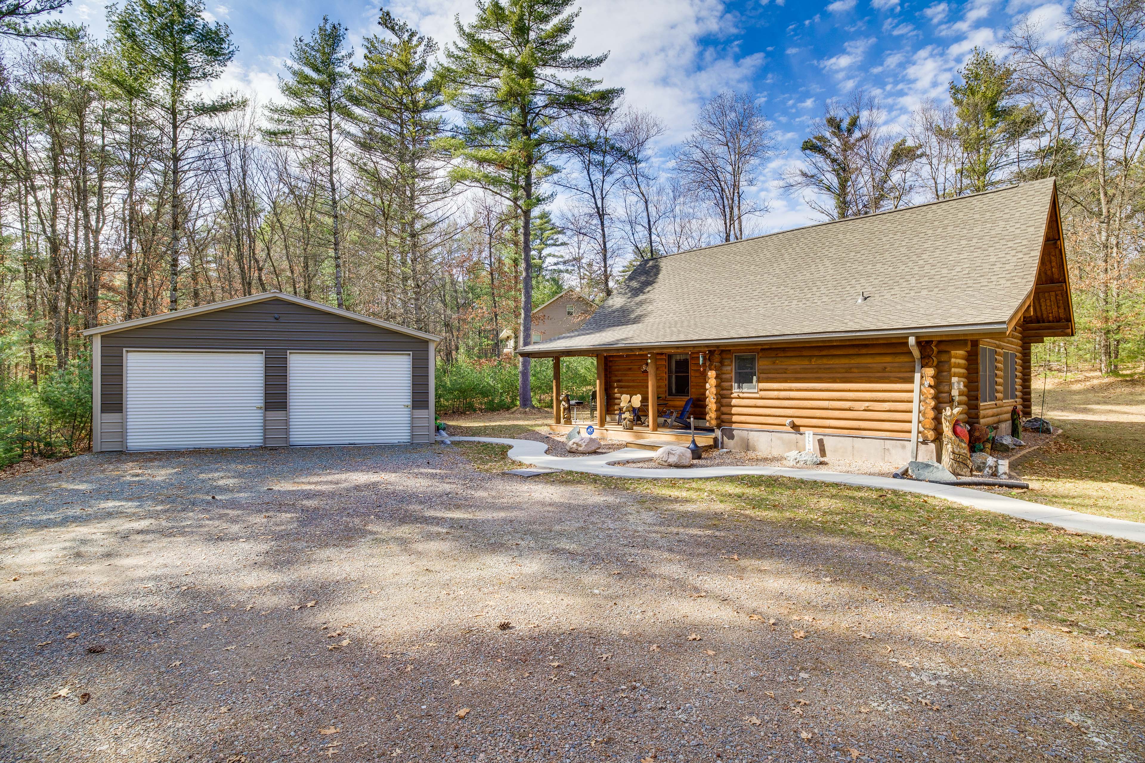 Merrillan Cabin w/ Fire Pit < 1 Mi to Lake Arbutus