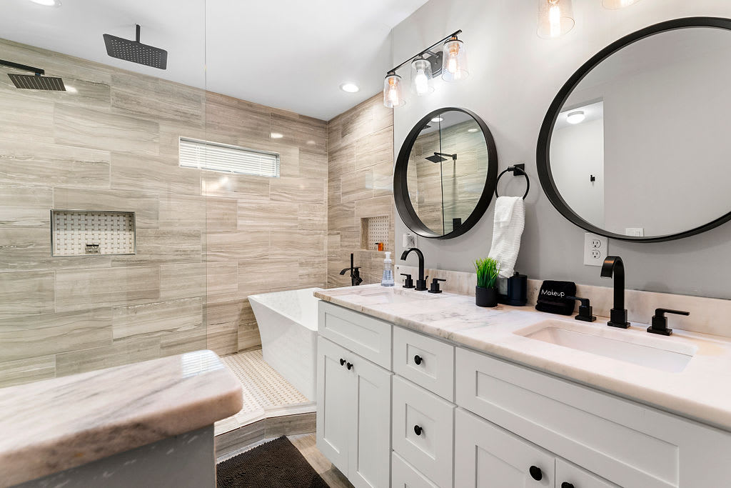 Master Bathroom w/ Oversized Soaking Tub and Shower