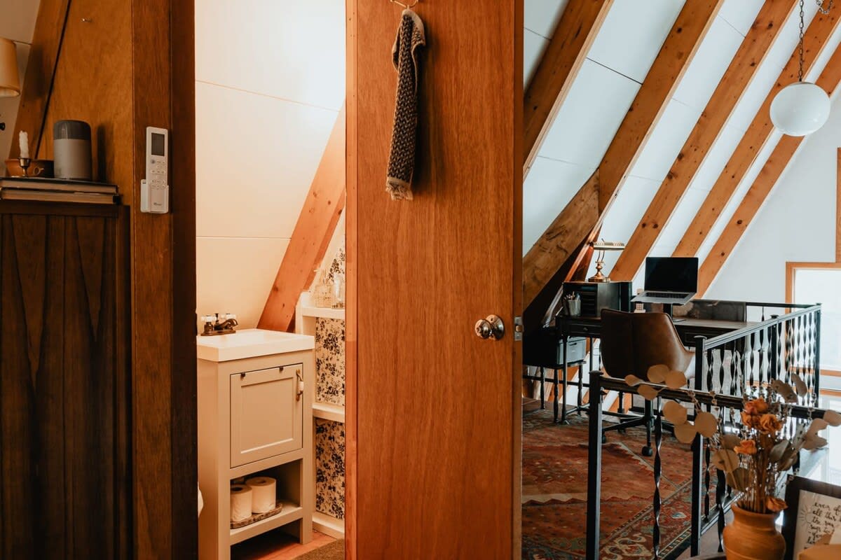 The Riverside Cabin - Rustic & Private Retreat