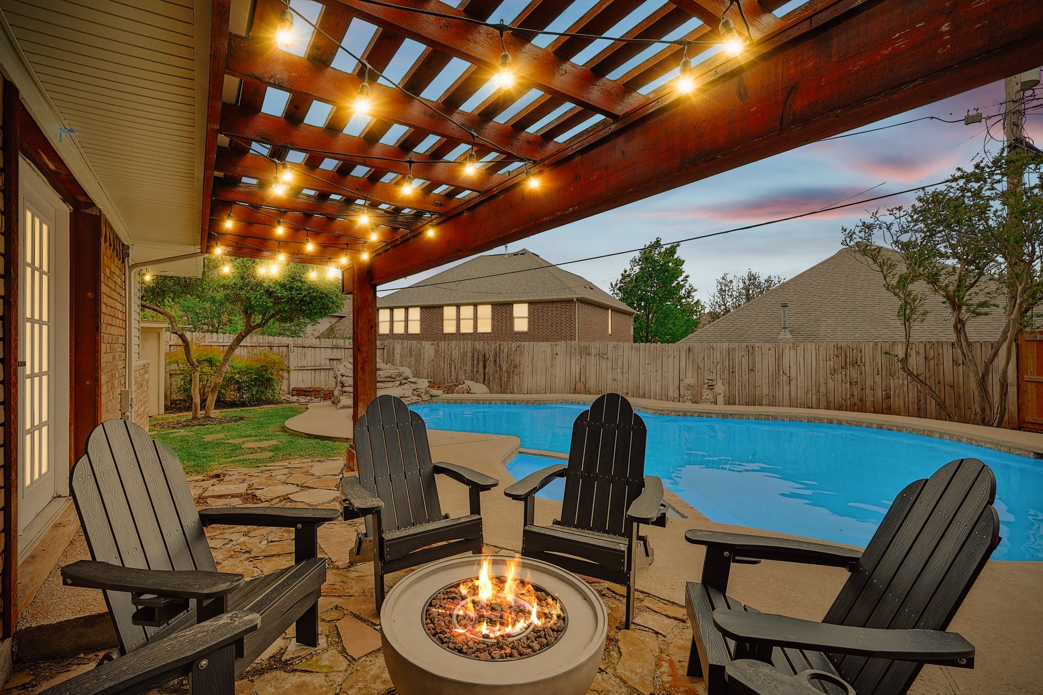 This lovely rancher vacation home has it all, from a plethora of backyard entertainment including a swimming pool as well as a spacious lovely interior.