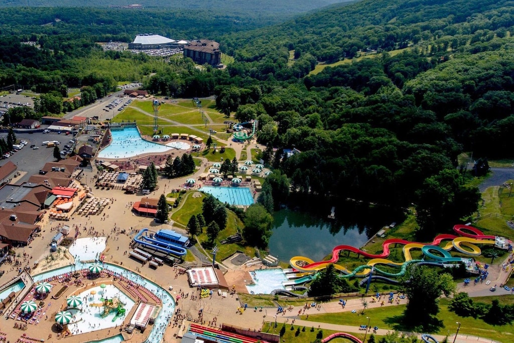 Located right along side Camelbeach Mountain Waterpark! Just 1 mile down the road to relaxing and splashing!