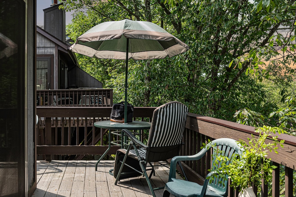 Back deck nestled in the mountains