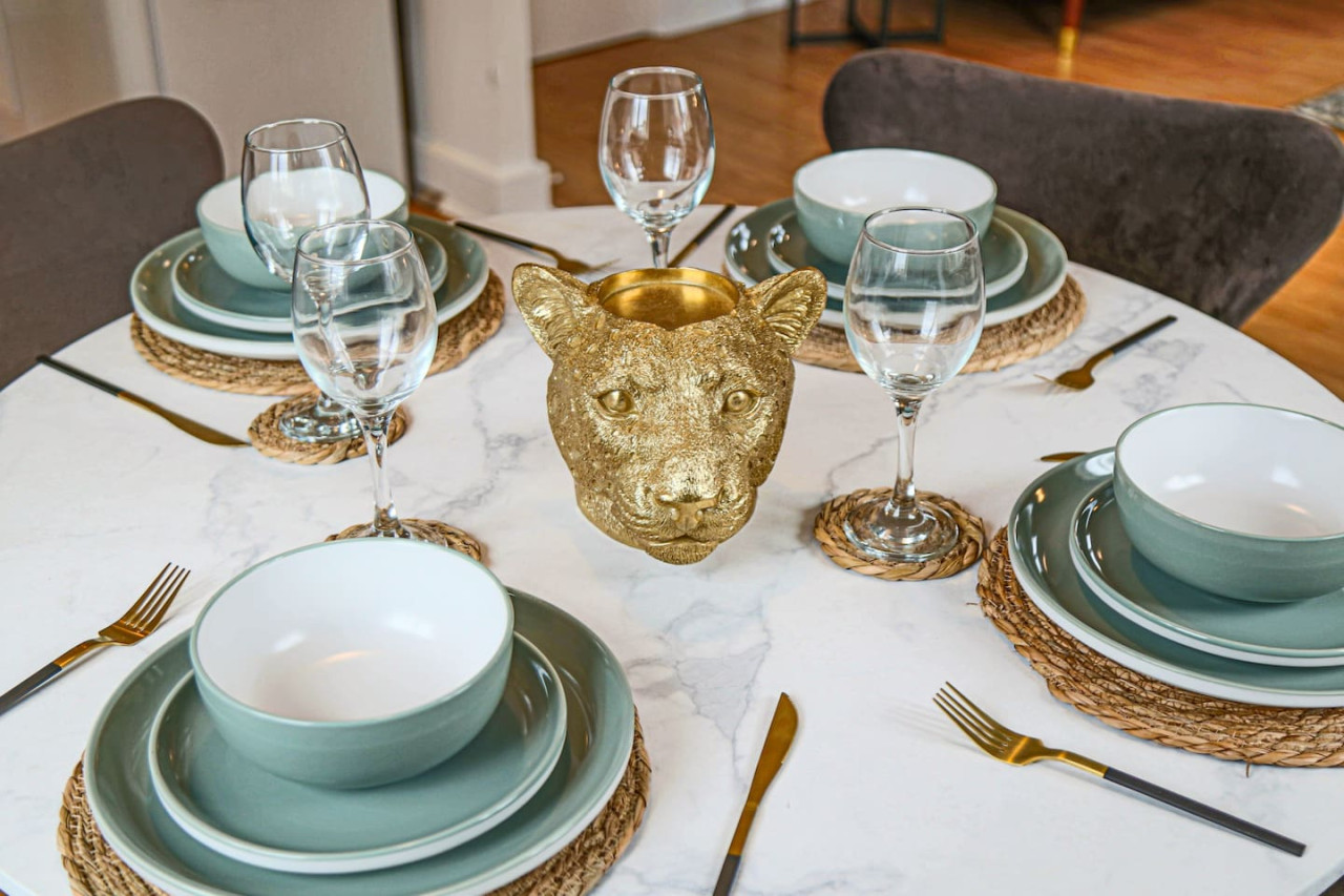 Stylish 2 Bed - Balcony, FastWifi, SkyTV & Parking