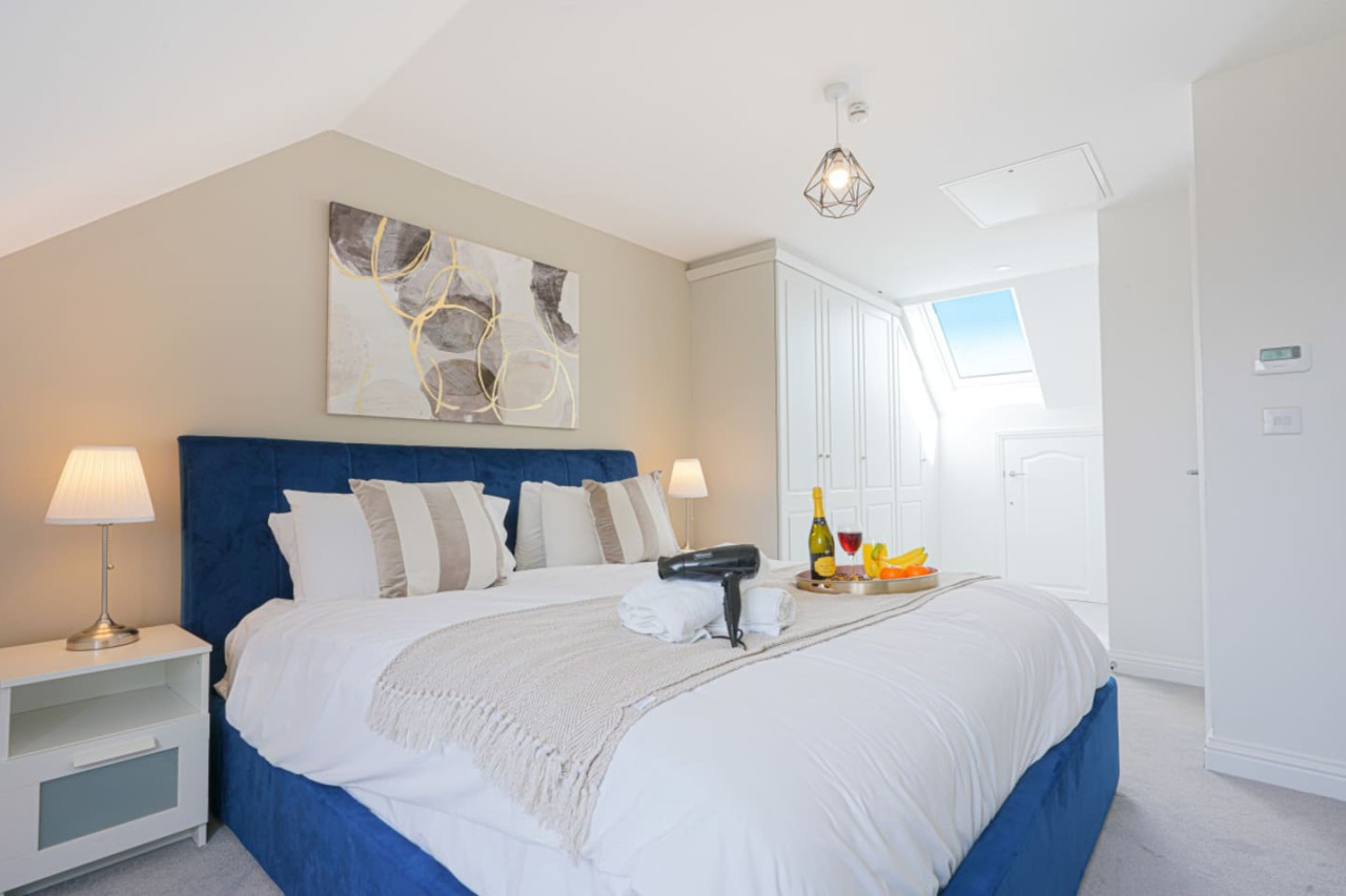 Property Image 1 - Wavendon House - Free Parking & WiFi - Sleeps 6