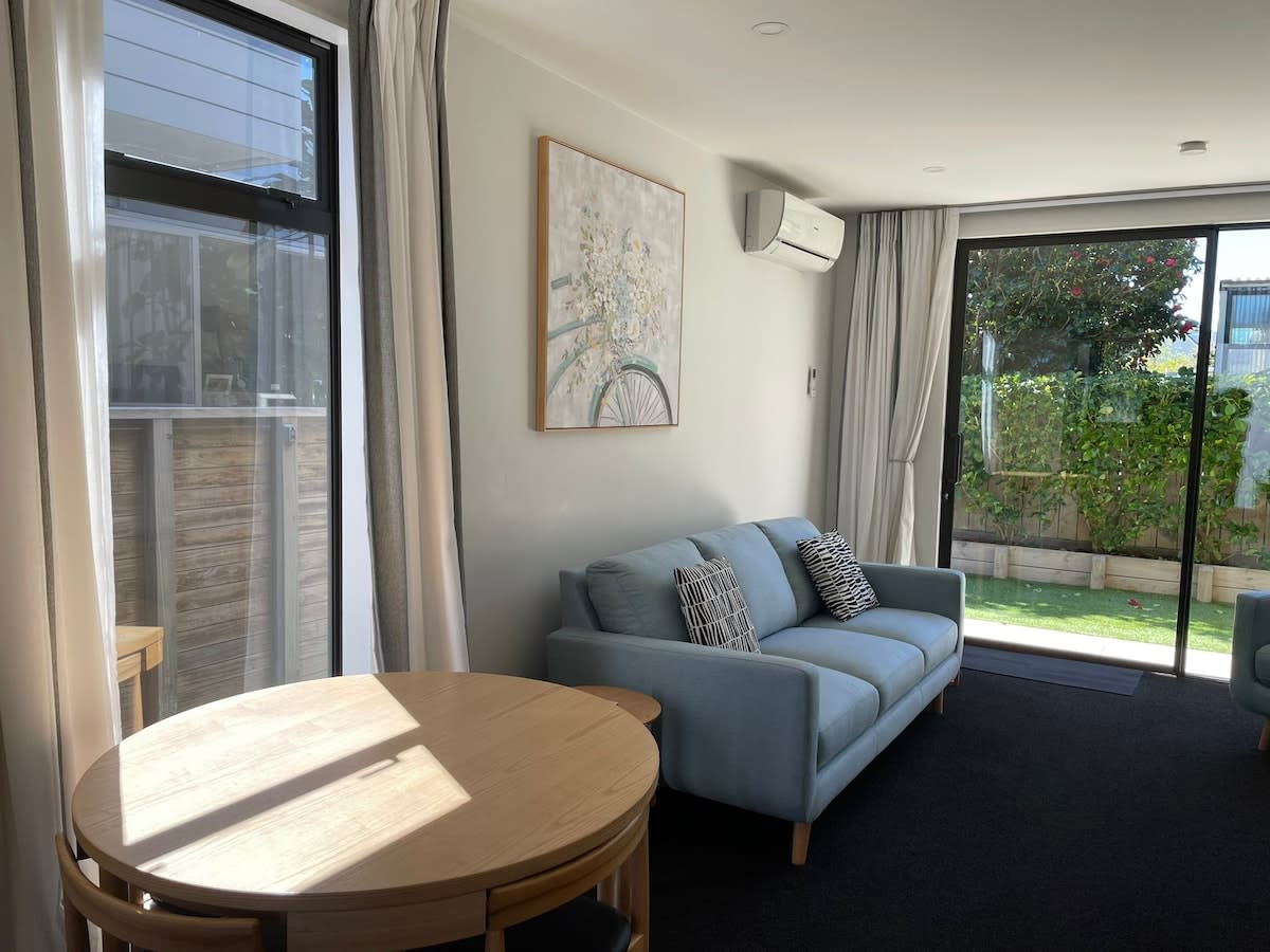 2 Bed Townhouse in Island Bay, Free Parking