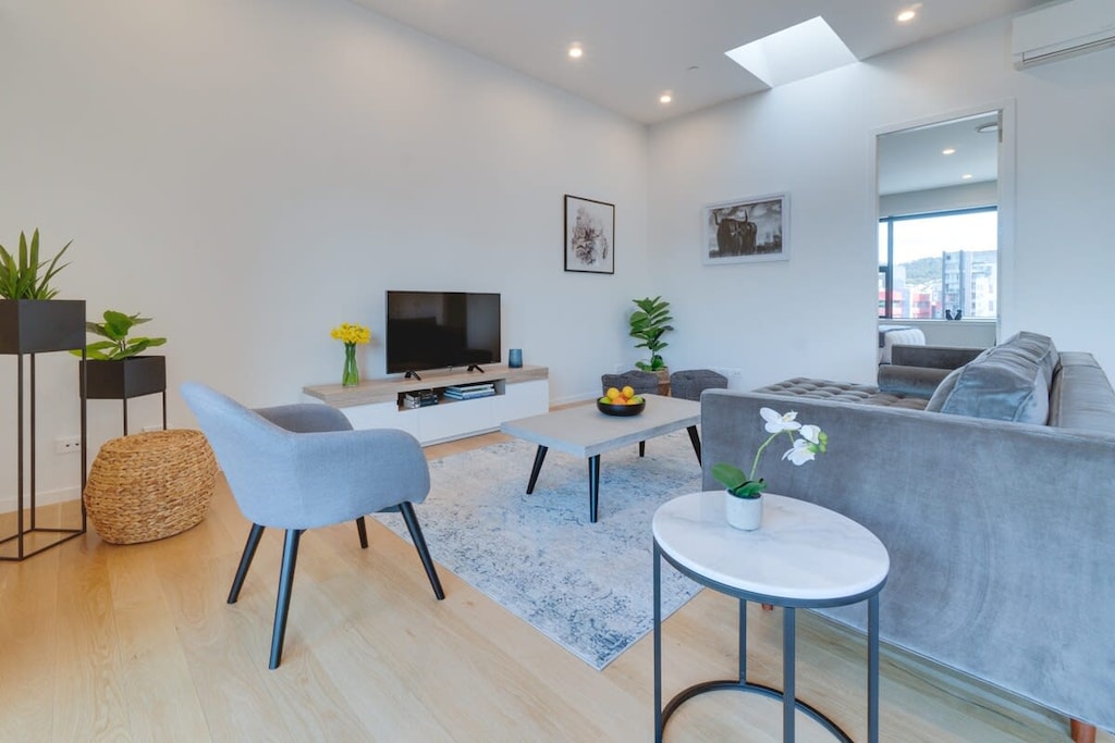 Spacious living area with smart TV featuring Netflix (note: there is no live/freeview TV)