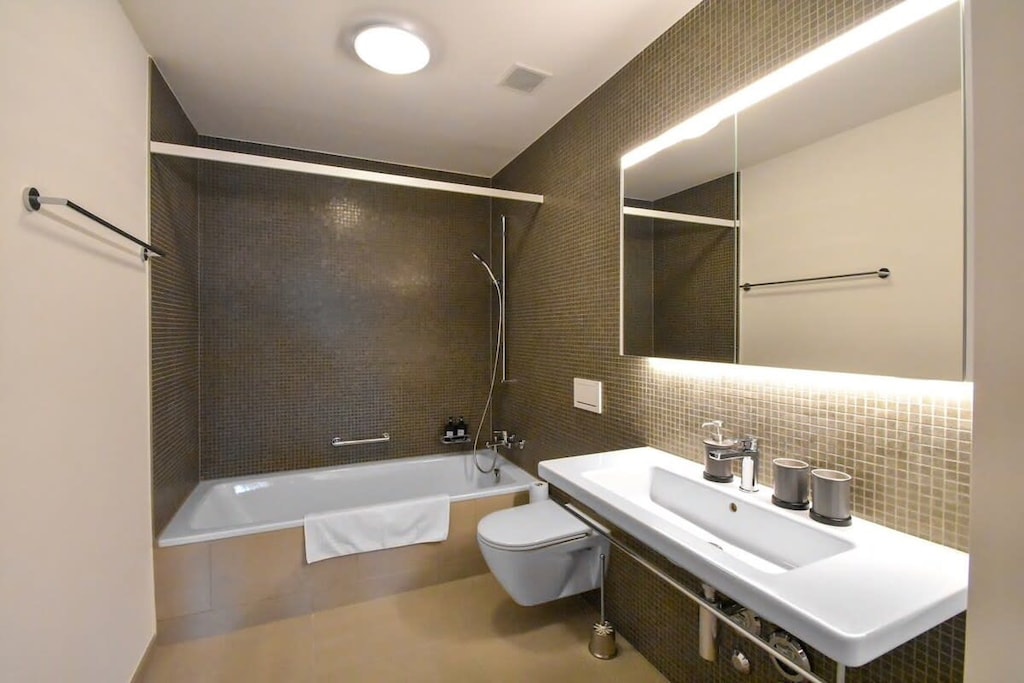 A clean and contemporary bathroom