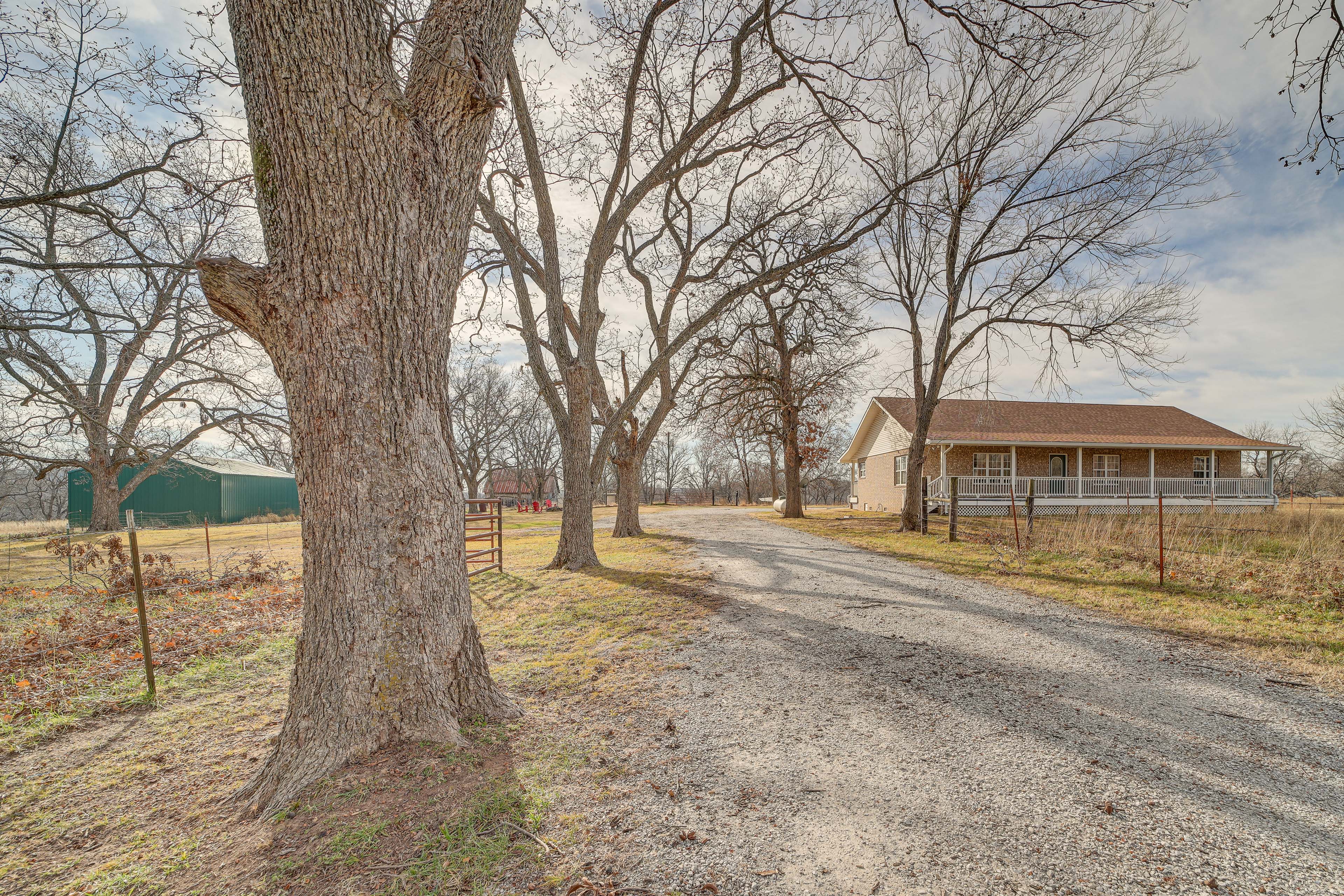 Pet-Friendly Vinita Farmhouse w/ Game Room!