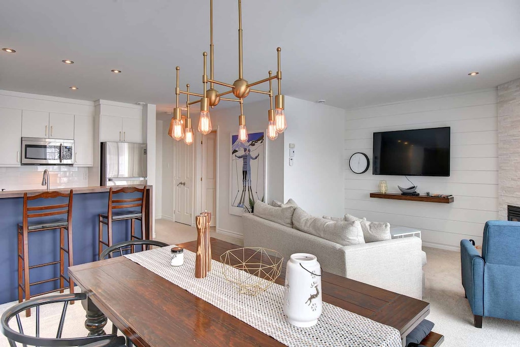 L’aire commune à aire ouverte est très accueillante et baignée de lumière naturelle.