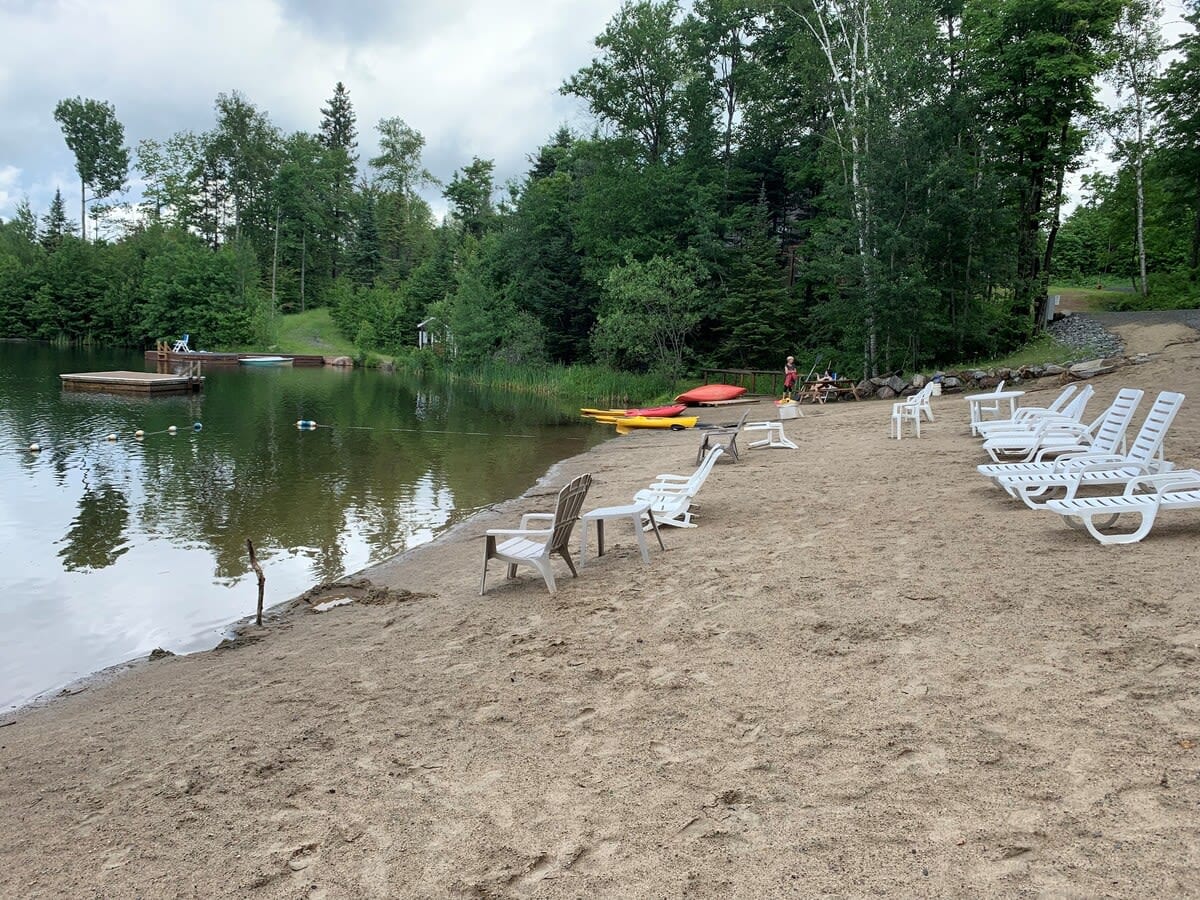 Plage privée pour le resort.