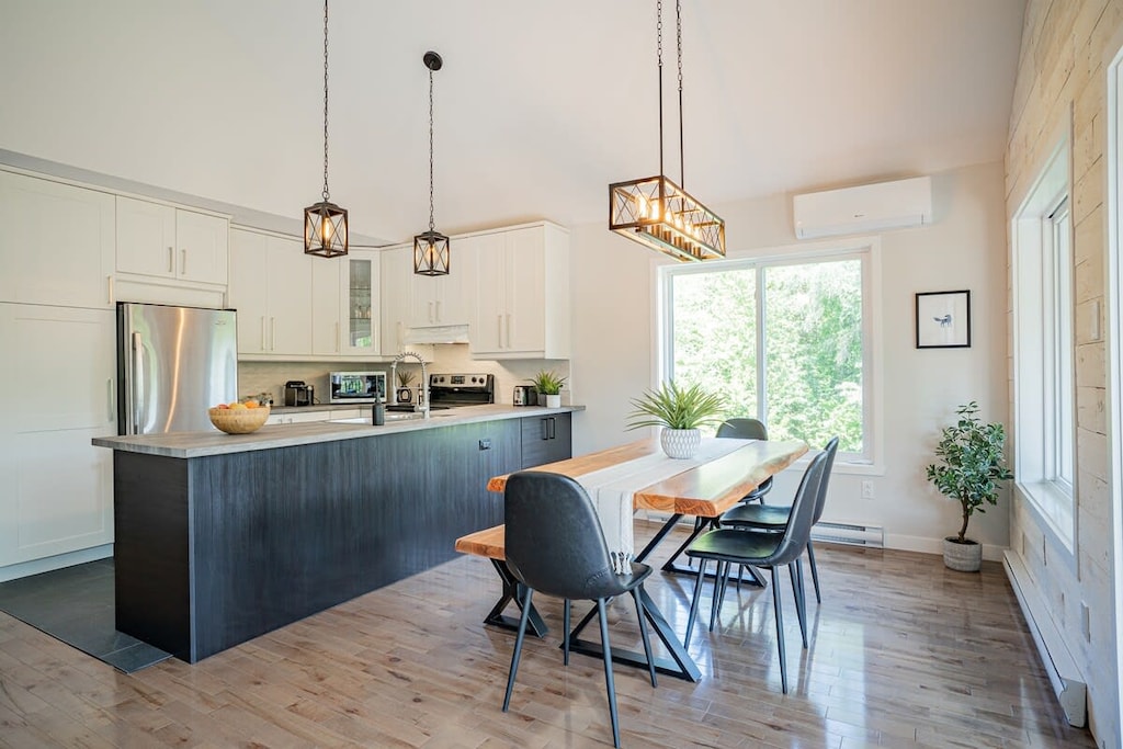 La table à manger peut accueillir jusqu'à 6 personnes 