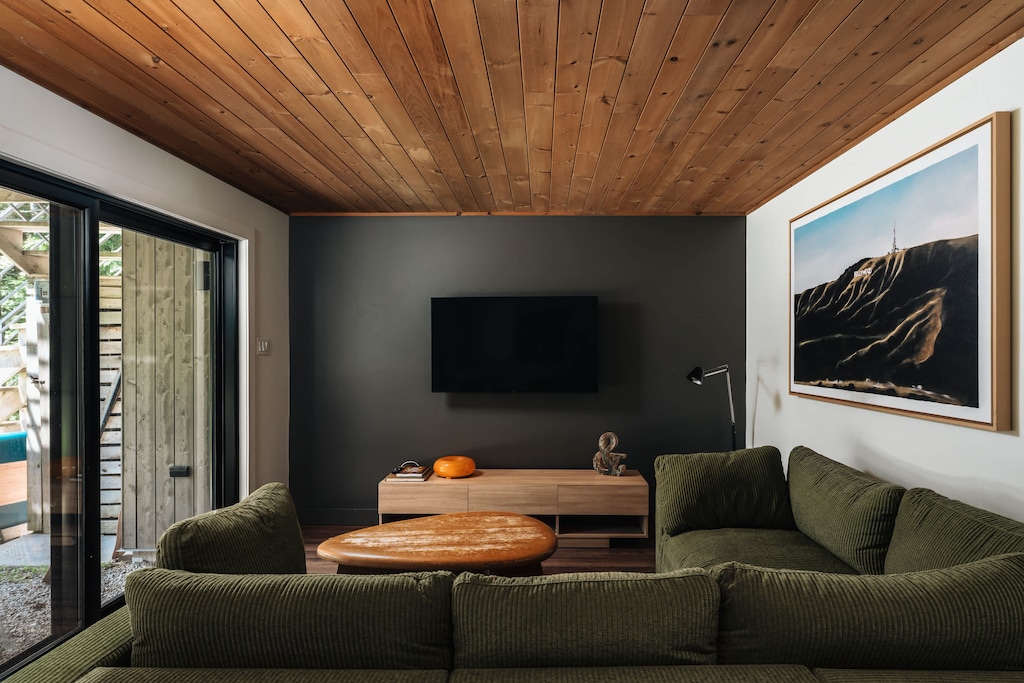 Lounge in refined comfort. Your retreat after winter activities.