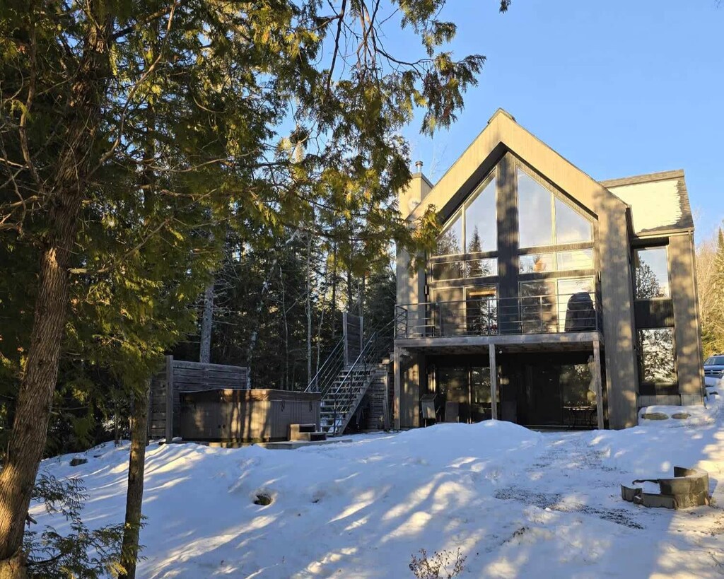 Immerse yourself in forest serenity. Grand chalet, expansive views, hot tub.