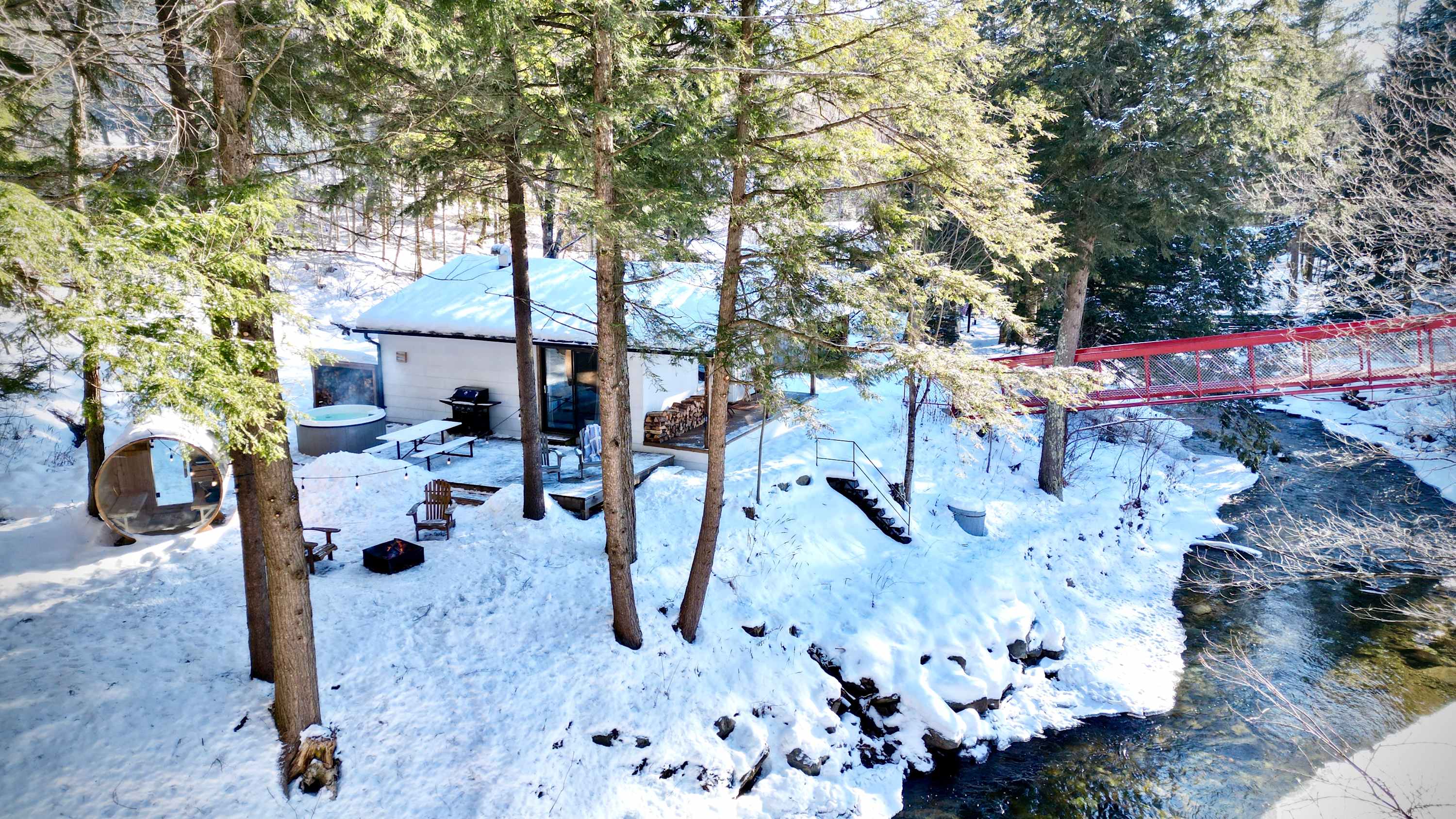 Property Image 1 - Le 88 Howard - Spa, Sauna, River & Cute Bridge!