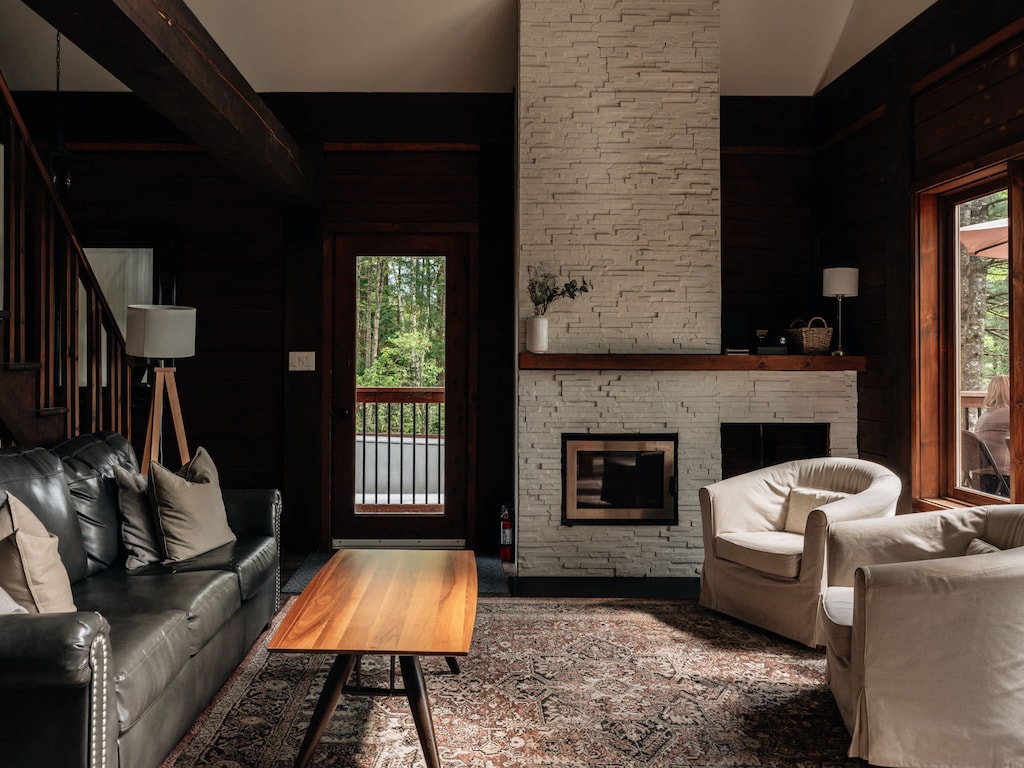 Un salon chaleureux et cosy baigné de lumière naturelle.