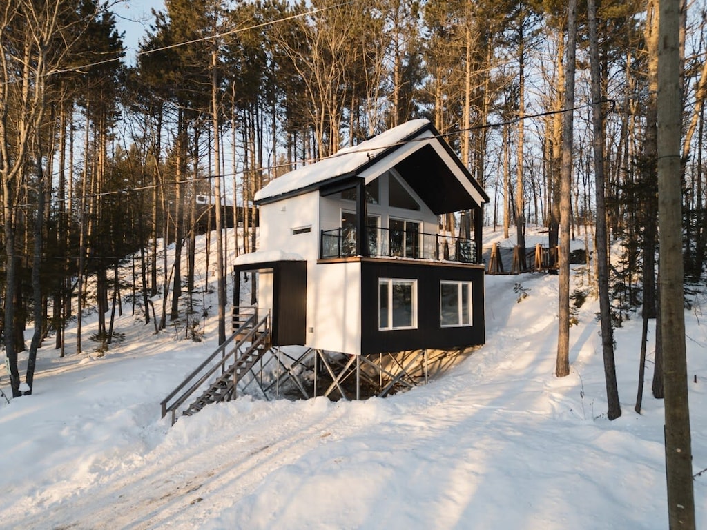 Le chalet en hiver, un véritable havre de paix sous la neige.