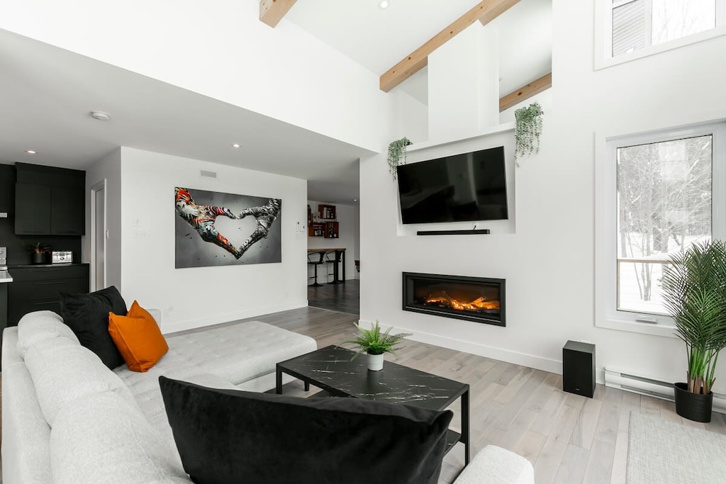 Grande télé et foyer pour soirées relaxantes