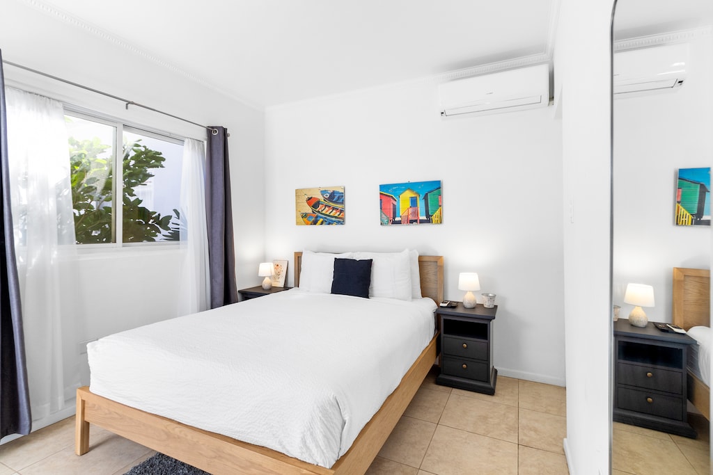 Queen- sized bedroom with TV- enter in a room of elegance and cleanliness, chill and rest as long as you can