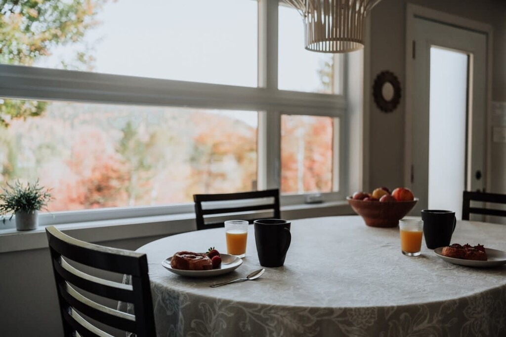 Depuis la salle à manger, admirez une magnifique vue sur la montagne.
