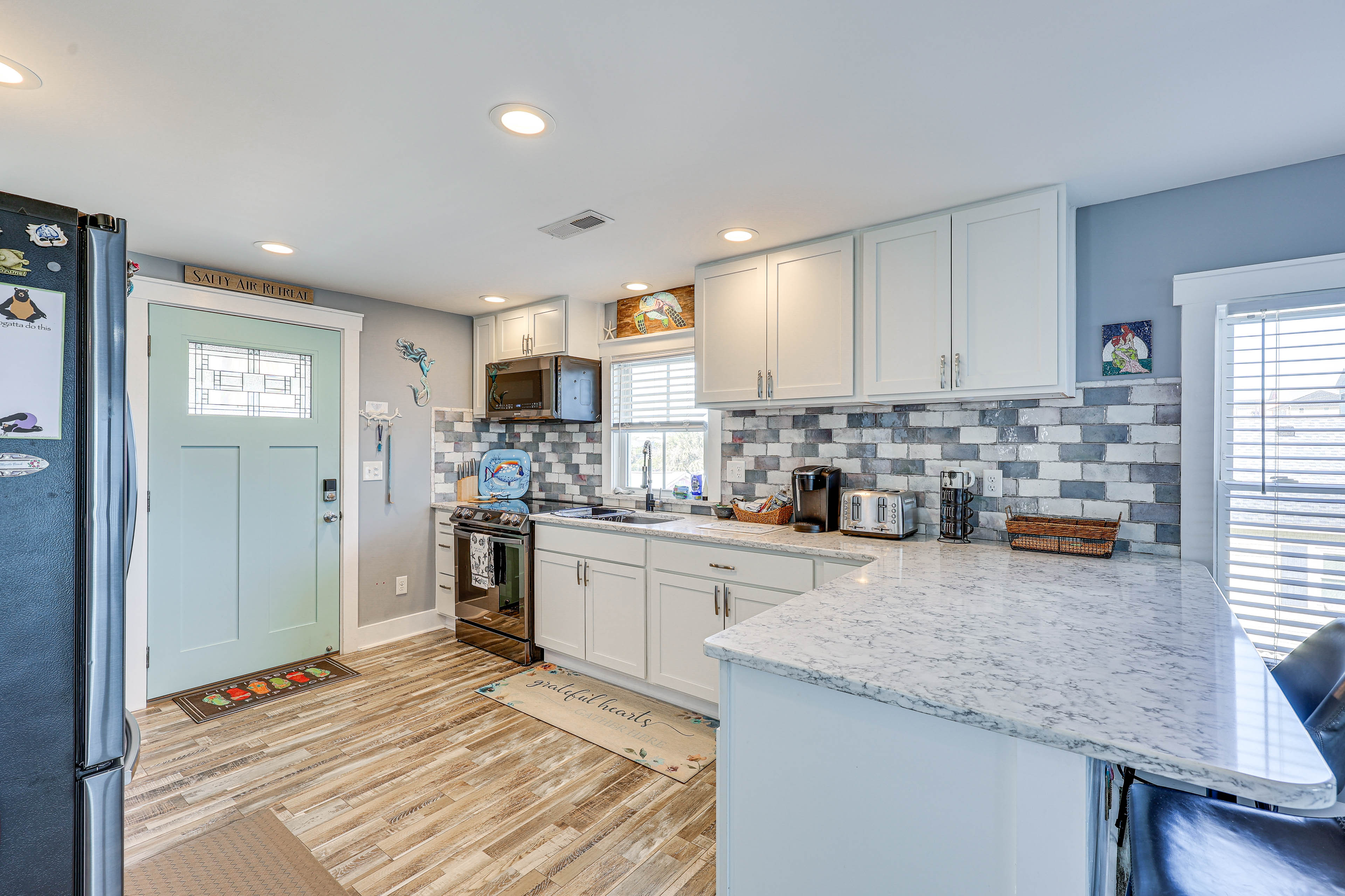 Ocean-View 'Sea Gem' Bungalow: Steps to Beach!