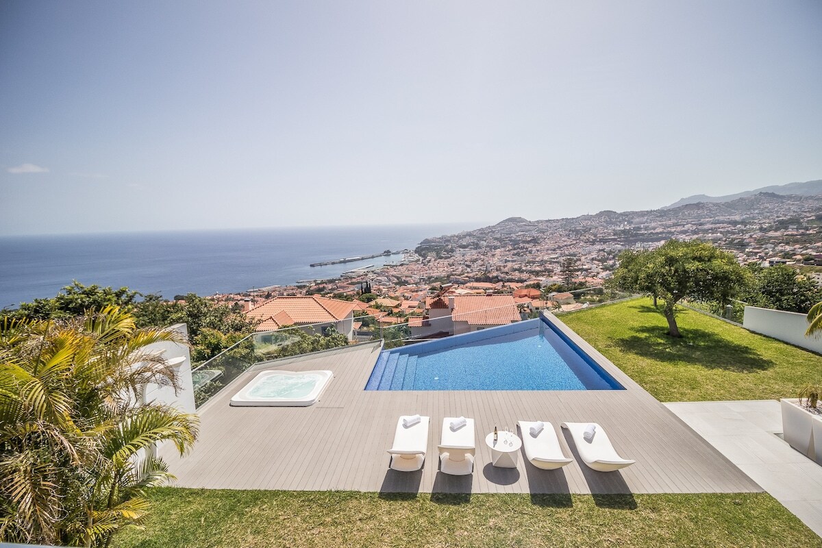 Garden with panoramic views.