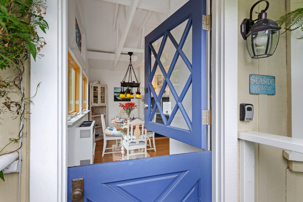 Seaside Cottage - Dutch Door