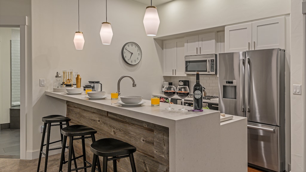 Kitchen with breakfast bar seating