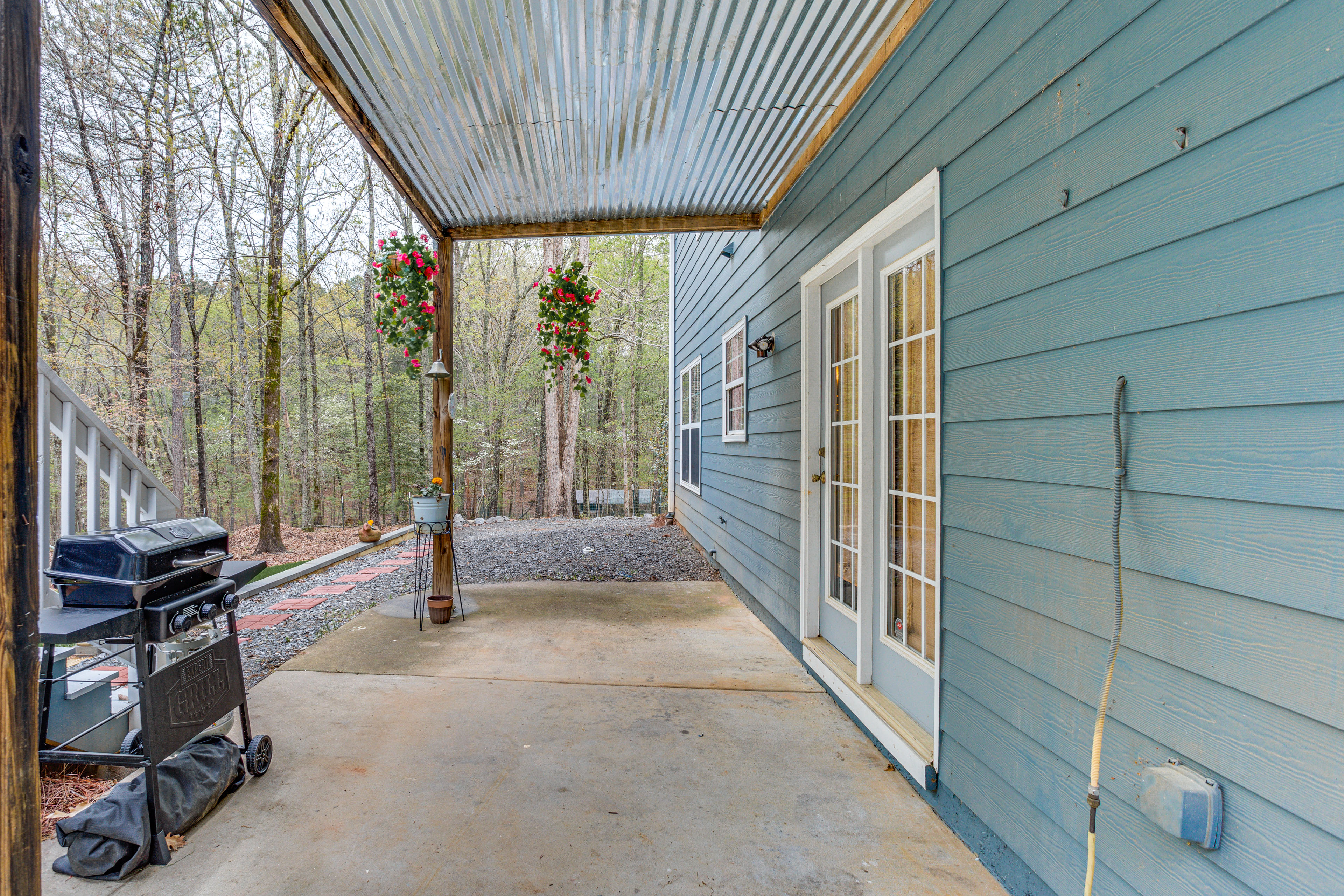 Property Image 2 - Lovely Waleska Loft: Deck, Grill & Stocked Kitchen